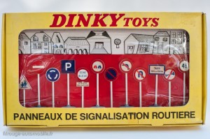 Dinky Toys 592 - Coffret de 12 panneaux ville