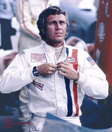 Steve McQueen pendant le film Le Mans, avec la montre Heuer Monaco