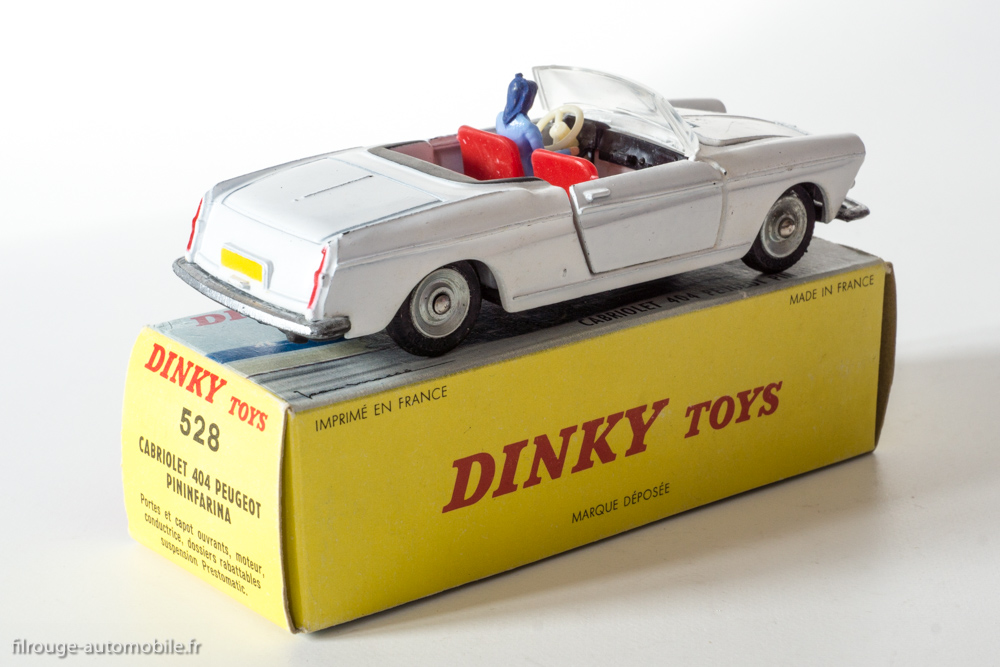 Dinky Toys driver B8 conductrice peinte Peugeot 404 cabrio ref 528 