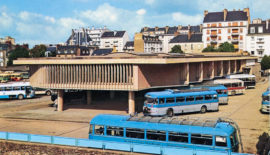 La gare routière de Rennes avec des autocars Chausson, début années 1960