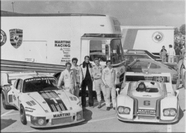 Porsche 935 et Porsche 936 de 1976 devant le camion atelier Mercedes Benz - Photo Martini Porsche