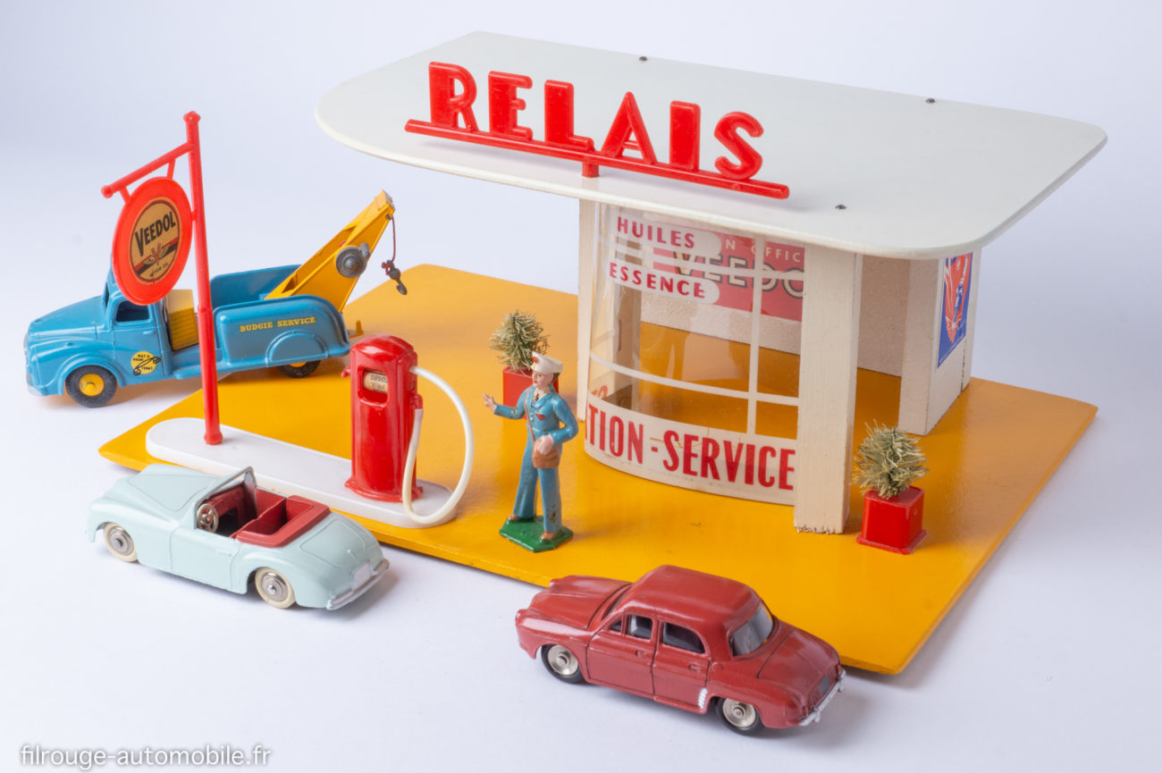 Station-service Relais Atomic - Avecune dépanneuse Budgie Toys, une Dauphine et une Simca 8 Dinky Toys.
