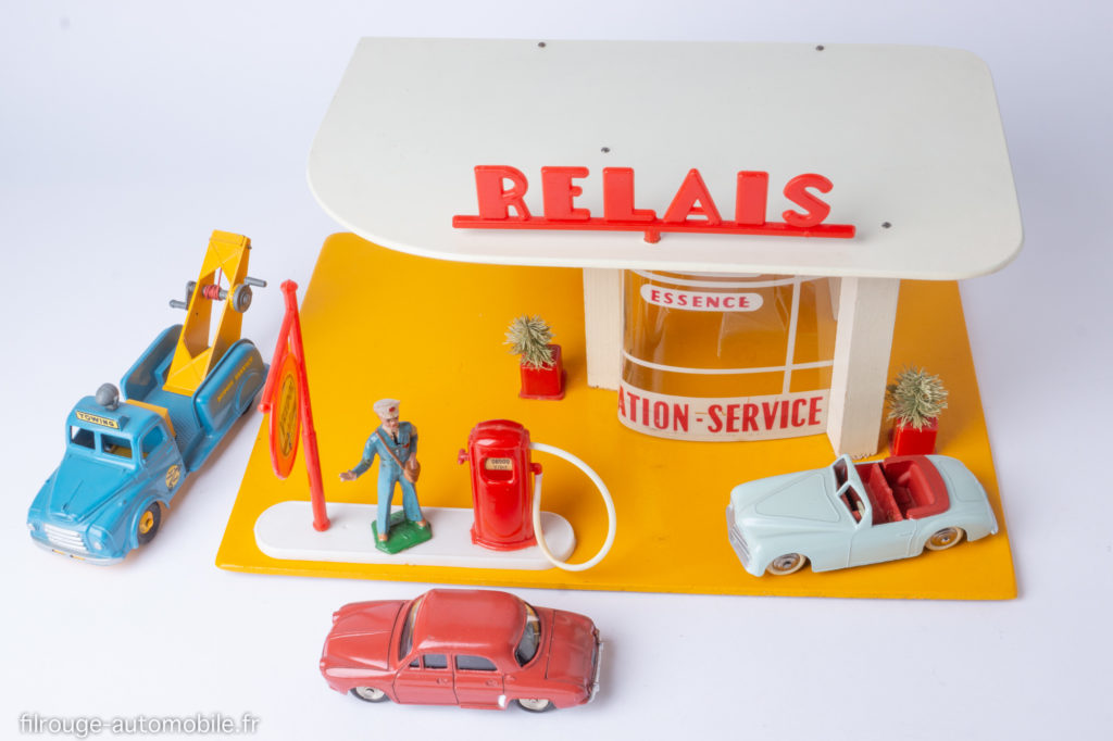 Station-service Relais Atomic - Avecune dépanneuse Budgie Toys, une Dauphine et une Simca 8 Dinky Toys.