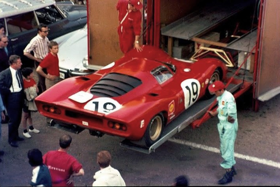 Transporteur Fiat OM Rolfo de la Scuderia Ferrari aux 24 Heures des Mans 1969 avec Ferrari 312 P