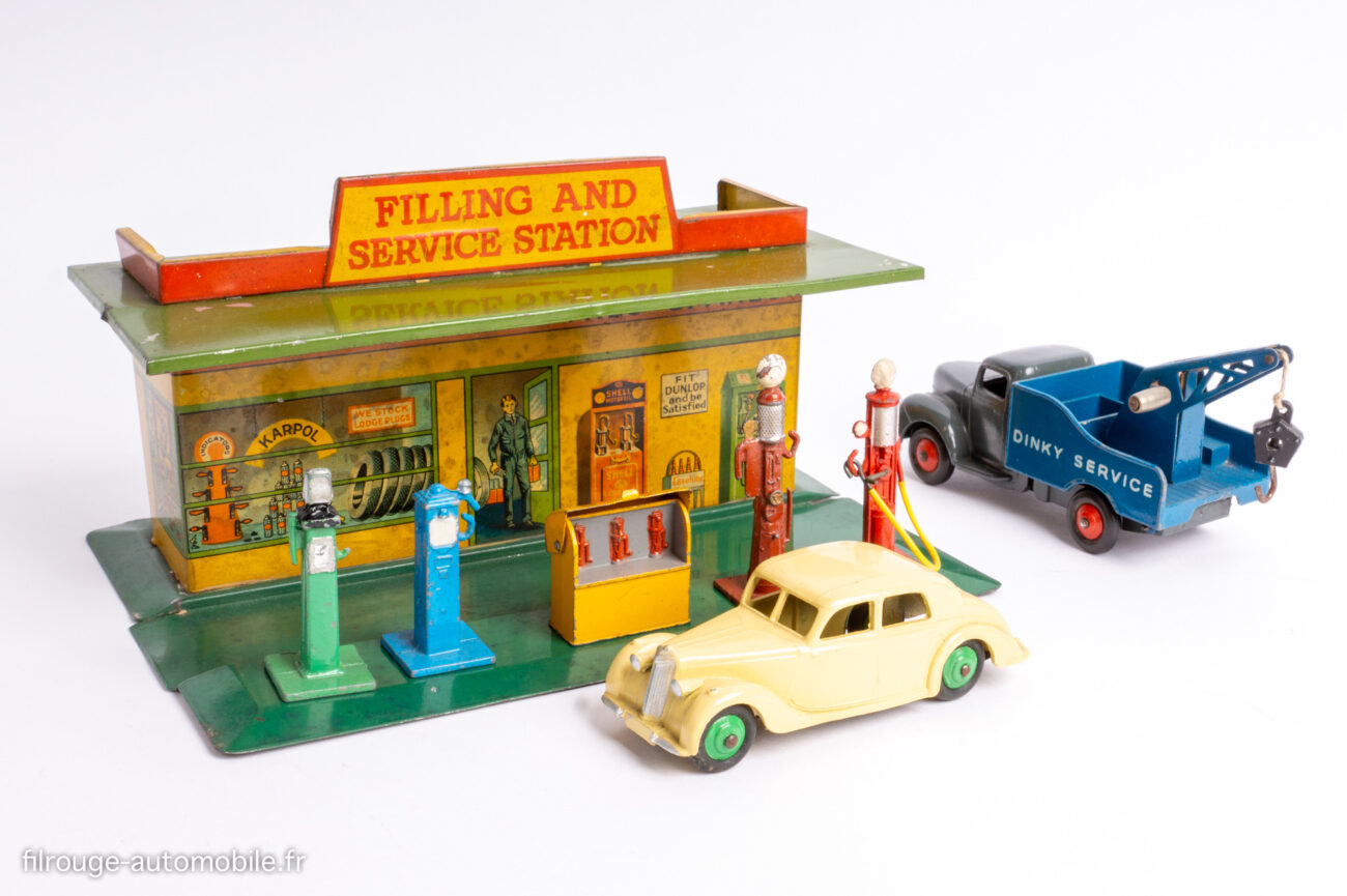 Mise en scène Dinky Toys avec la station-service 45, pompes à essence 49, Riley Saloon 40 A, Commer dépannage 25 X