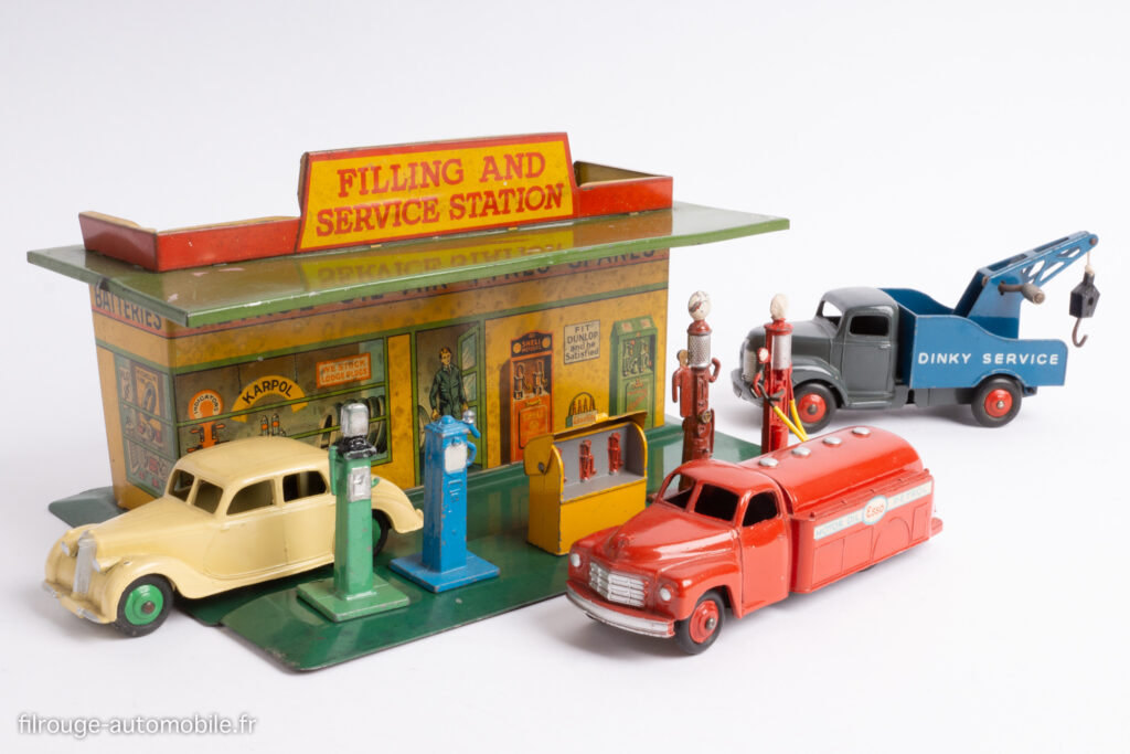 Mise en scène Dinky Toys avec la station-service 45, pompes à essence 49, Riley Saloon 40 A, Studebaker Esso 442, Commer dépannage 25x