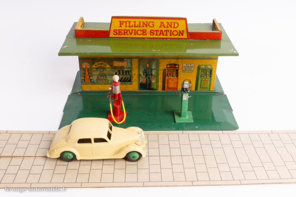 Dinky Toys : réf.45 - Station-service avec réf.49e et a - Pompes à essence & Riley Saloon réf. 40 A sur éléments de trottoir
