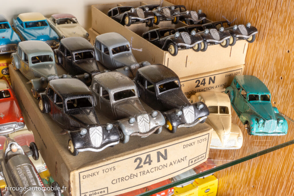 Collection Dinky Toys classée en "série modèle", ici les Citroën Traction 24 N