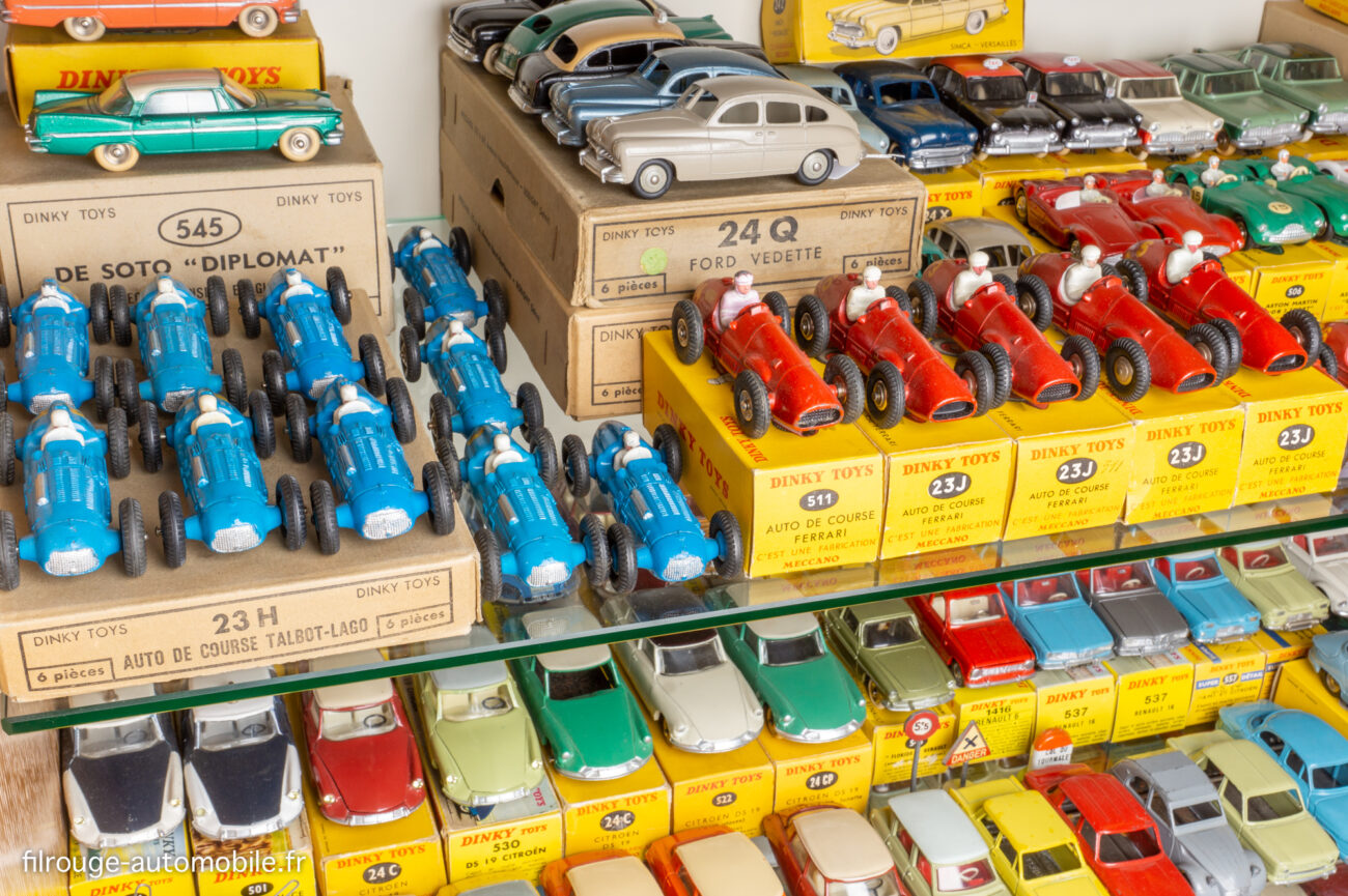 Collection Dinky Toys classée en "série modèle"